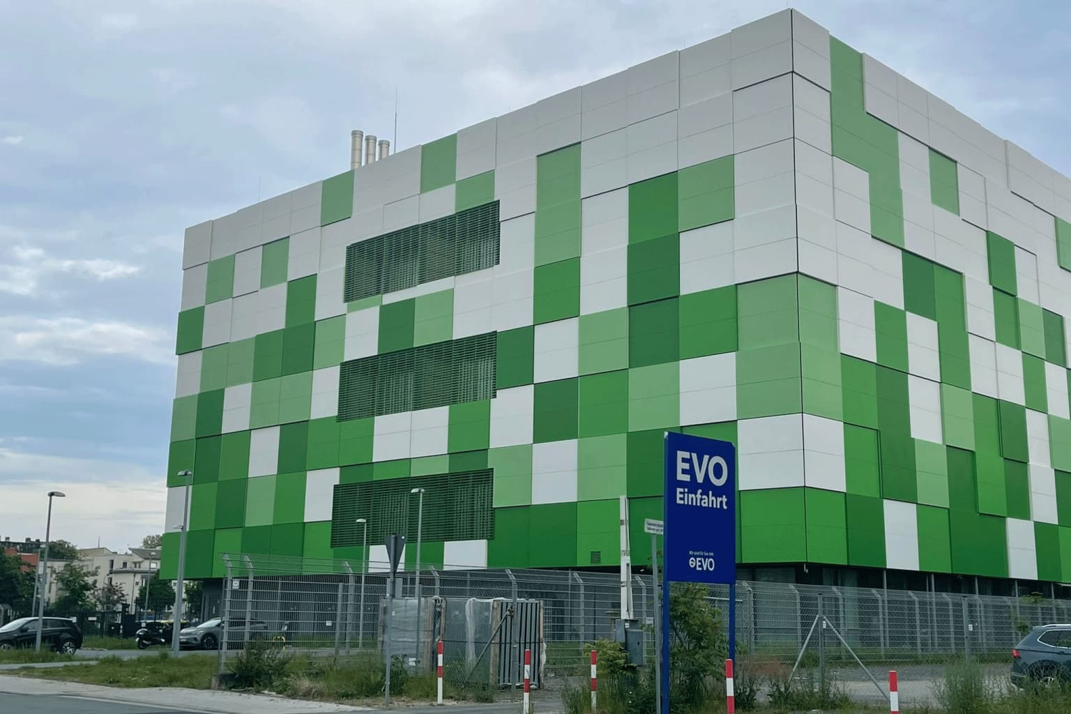 Das Maincubes FRA01 Rechenzetrumgebäude von außen