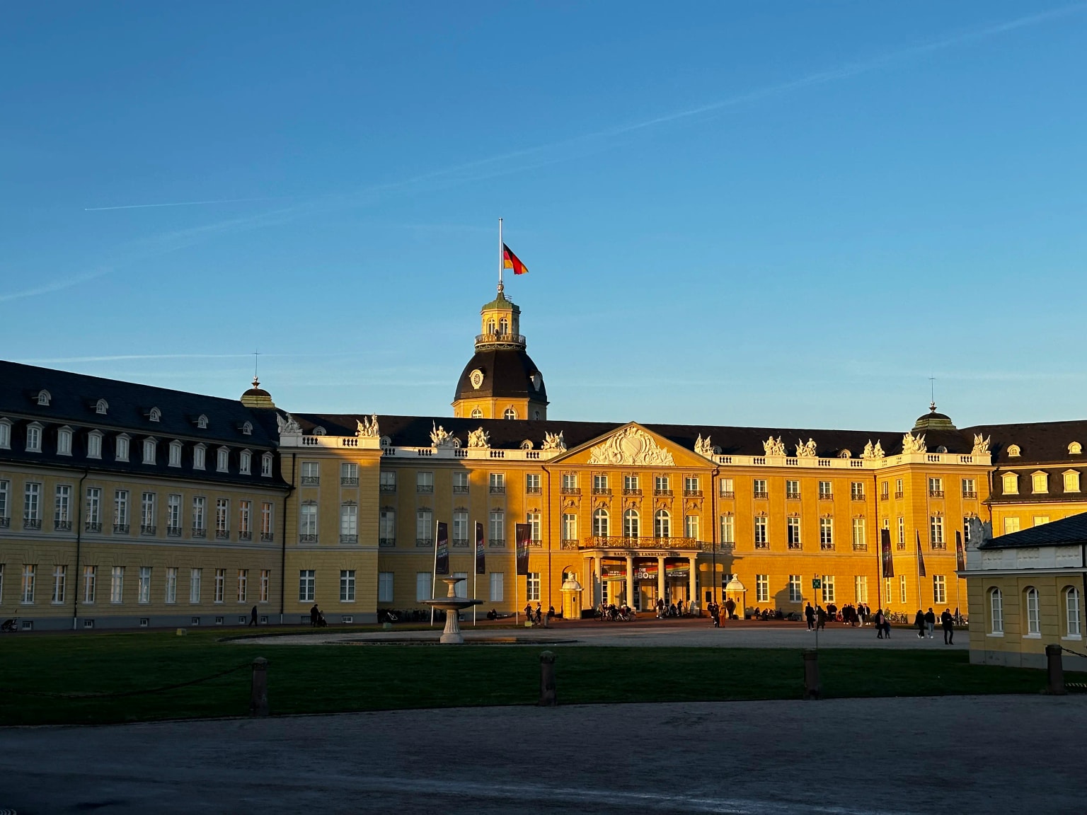 Das Schloss Karlsruhe von außen bei Sonnenuntergang